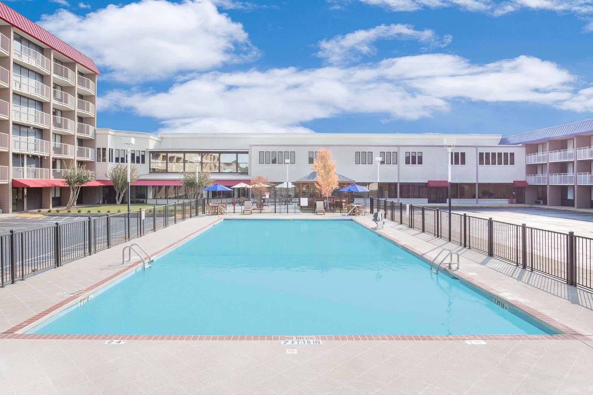 Baymont By Wyndham Fayetteville Fort Bragg Area Esterno foto