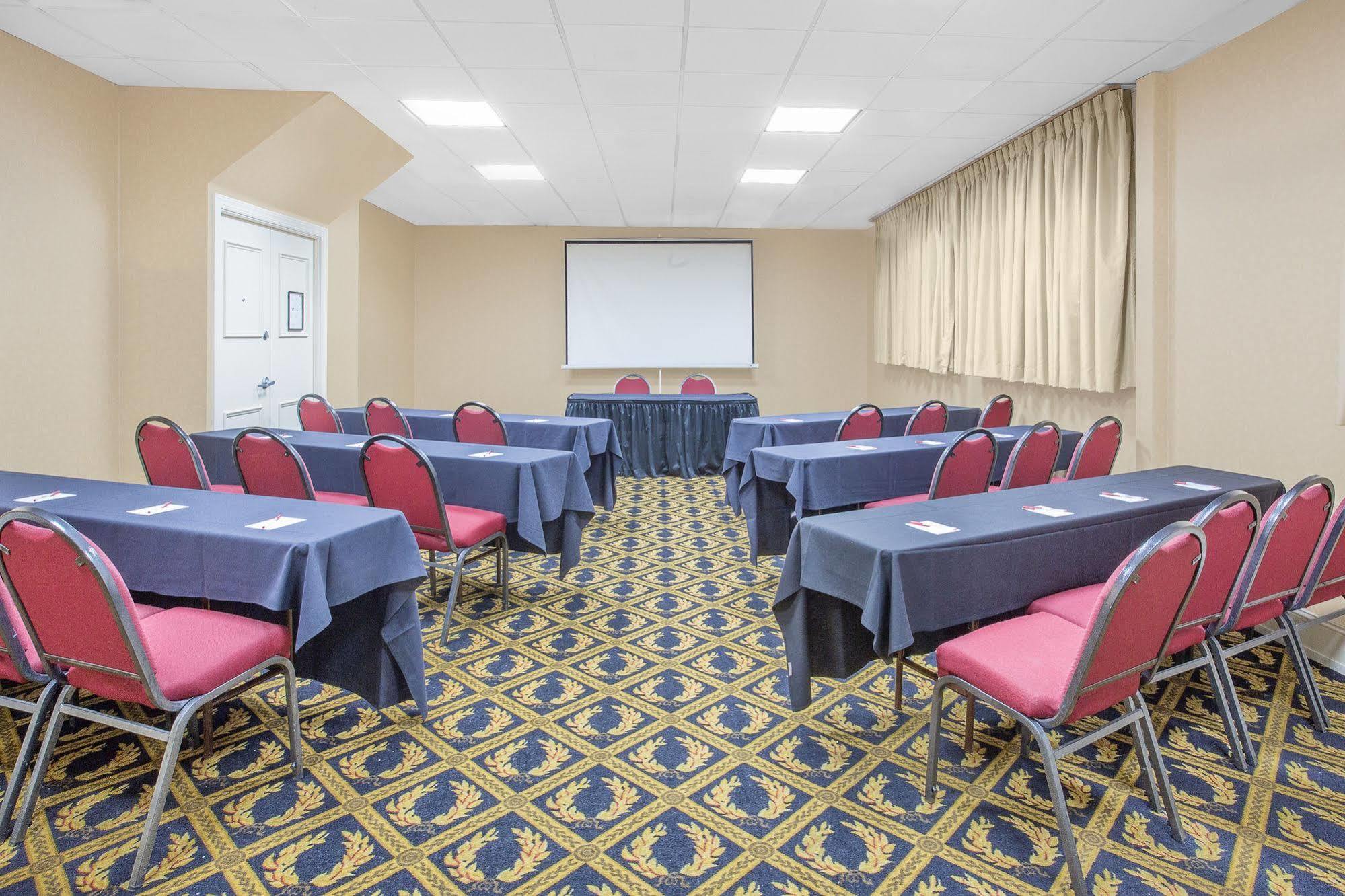 Baymont By Wyndham Fayetteville Fort Bragg Area Esterno foto